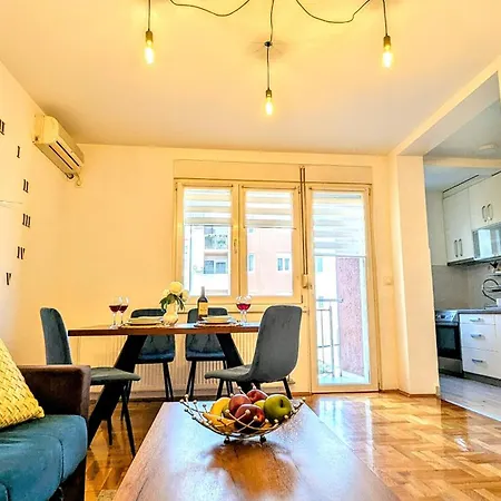 Spacious & Attractive 600m-7minuta Hoda Od Centra, Mogucnost Za Parking-apartmani-nsmilos Novi Sad